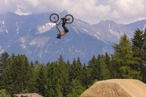 Der Dual-Slalom auf der speziell errichteten Anlage im Bikepark Innsbruck-Muttereralm hat es in sich. • © Crankworx, Clint Trahan